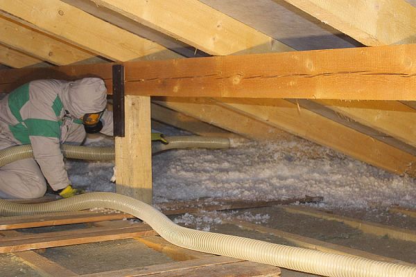 Výhody a nevýhody foukané minerální izolace pro zateplení stropu