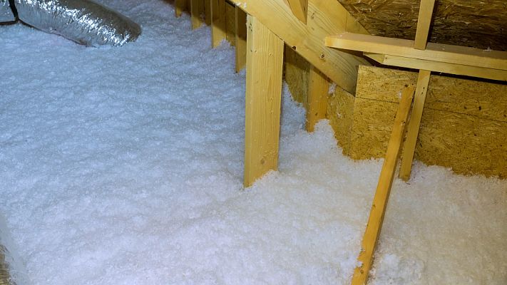 Výhody a nevýhody foukané minerální izolace pro zateplení stropu