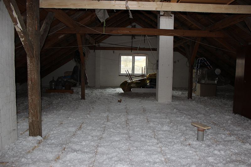Zaizolování stropů a systém revizních lávek bytového domu v Tachově
