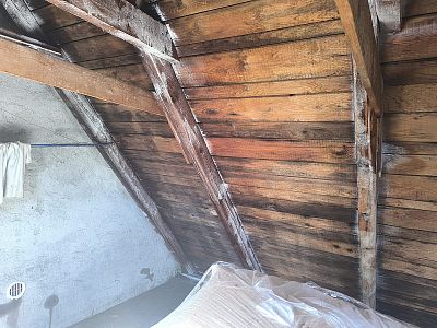 Chemická sanace krovu a zlepšení odvětrání střechy rodinného domu v Miřeticích