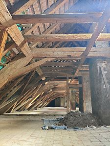 Čištění a sanace krovu nemocnice sv. Alžběty v Praze
