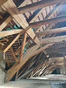 Čištění a sanace krovu nemocnice sv. Alžběty v Praze