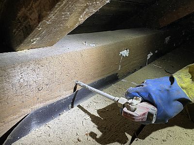 Hloubková tlaková injektáž proti dřevokaznému hmyzu
