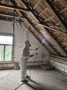Komplexní ochrana střechy sanací krovu a zateplením podlahy půdy rodinného domu v Křoví u Velké Bíteše