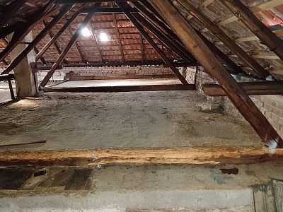 Komplexní ochrana střechy sanací krovu a zateplením podlahy půdy rodinného domu v Křoví u Velké Bíteše