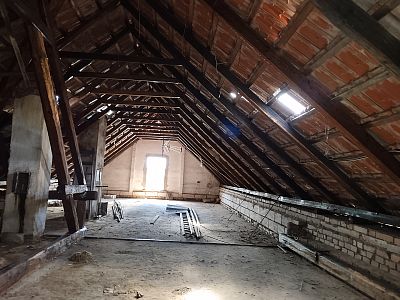 Komplexní ochrana střechy sanací krovu a zateplením podlahy půdy rodinného domu v Křoví u Velké Bíteše