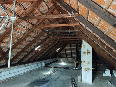 Komplexní ochrana střechy sanací krovu a zateplením podlahy půdy rodinného domu v Křoví u Velké Bíteše
