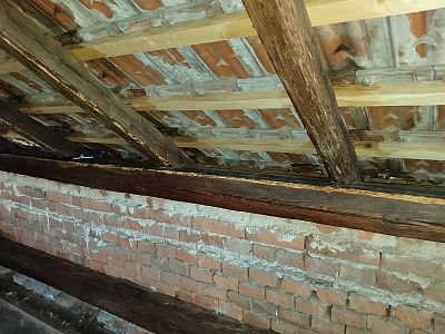 Komplexní ochrana střechy sanací krovu a zateplením podlahy půdy rodinného domu v Křoví u Velké Bíteše