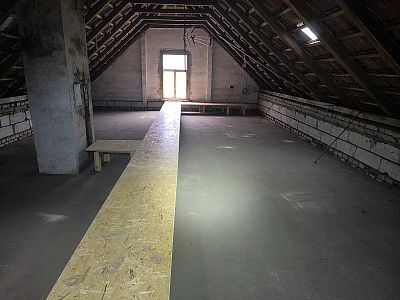 Komplexní ochrana střechy sanací krovu a zateplením podlahy půdy rodinného domu v Křoví u Velké Bíteše