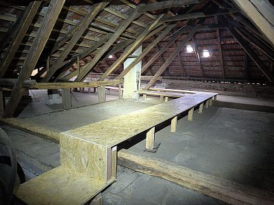 Komplexní ochrana střechy sanací krovu a zateplením podlahy půdy rodinného domu v Křoví u Velké Bíteše
