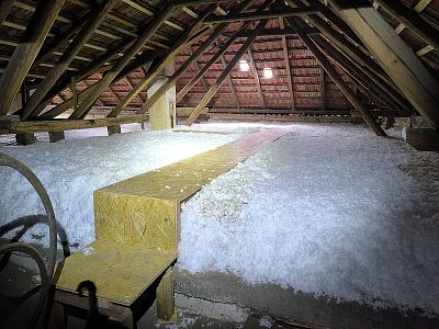 Komplexní ochrana střechy sanací krovu a zateplením podlahy půdy rodinného domu v Křoví u Velké Bíteše