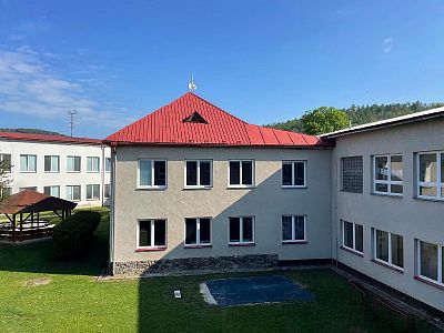 Likvidace tesaříka a červotoče v krovu základní školy v obci Čkyně