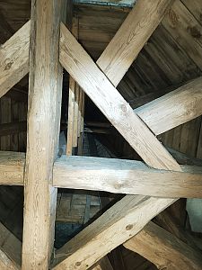 Ošetření starého krovu věže kaple v Radimovicích u Želče