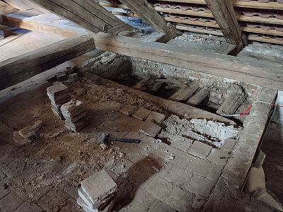 Sanace krovu a výměna havarijních trámů základní školy v Plavsku