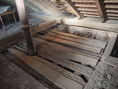 Sanace krovu a výměna havarijních trámů základní školy v Plavsku