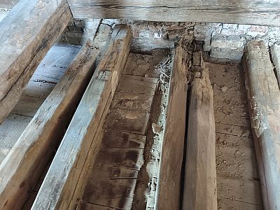Sanace krovu a výměna havarijních trámů základní školy v Plavsku