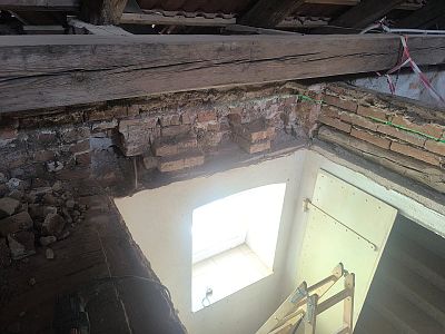 Sanace krovu a výměna havarijních trámů základní školy v Plavsku