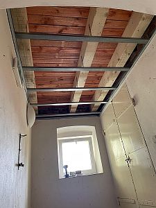Sanace krovu a výměna havarijních trámů základní školy v Plavsku