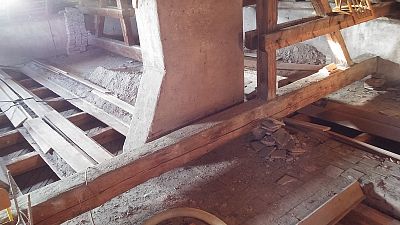 Základní a mateřská škola Hluboš – zateplení dutiny trámového stropu