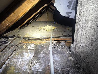 Zateplení střechy domu typu okál foukanou izolací ve Velkém Meziříčí
