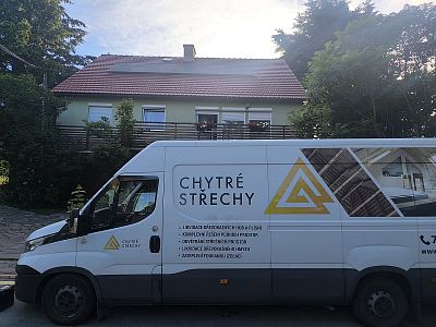 Zateplení střechy domu typu okál foukanou izolací ve Velkém Meziříčí