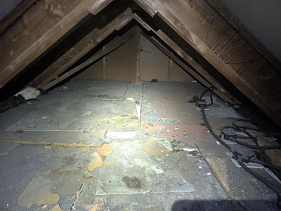 Zateplení střechy domu typu okál foukanou izolací ve Velkém Meziříčí
