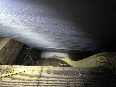 Zateplení střechy domu typu okál foukanou izolací ve Velkém Meziříčí