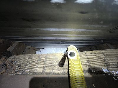 Zateplení střechy domu typu okál foukanou izolací ve Velkém Meziříčí