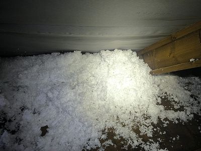 Zateplení střechy domu typu okál foukanou izolací ve Velkém Meziříčí