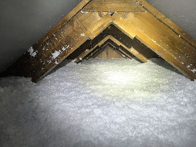 Zateplení střechy domu typu okál foukanou izolací ve Velkém Meziříčí