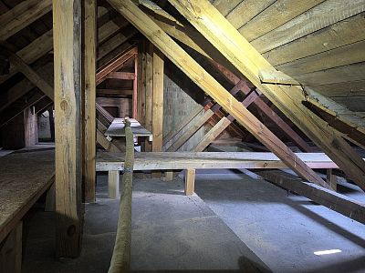 Zateplení stropu a šikmin rodinného domu foukanou izolací v Nových Hvězdlicích