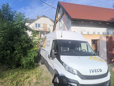 Zateplení stropu a šikmin rodinného domu foukanou izolací v Nových Hvězdlicích