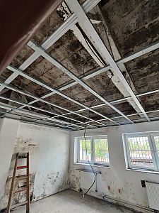 Zateplení stropu administrativní budovy foukanou izolací v Jihlavě