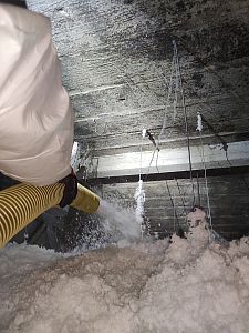 Zateplení stropu administrativní budovy foukanou izolací v Jihlavě