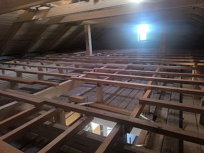 Zateplení stropu foukanou izolací a montáž podlahy u rodinného domu v Lučicích u Havlíčkova Brodu