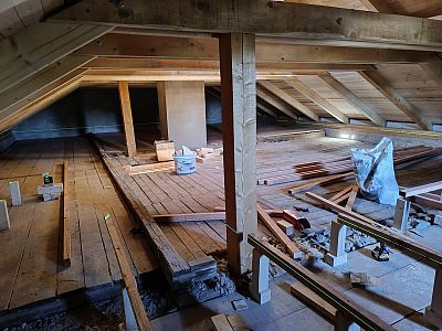 Zateplení stropu foukanou izolací a montáž podlahy u rodinného domu v Lučicích u Havlíčkova Brodu
