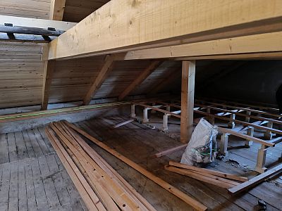 Zateplení stropu foukanou izolací a montáž podlahy u rodinného domu v Lučicích u Havlíčkova Brodu
