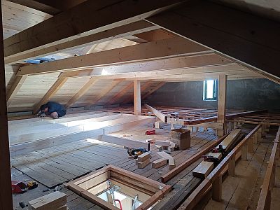 Zateplení stropu foukanou izolací a montáž podlahy u rodinného domu v Lučicích u Havlíčkova Brodu