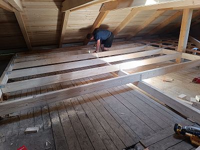 Zateplení stropu foukanou izolací a montáž podlahy u rodinného domu v Lučicích u Havlíčkova Brodu
