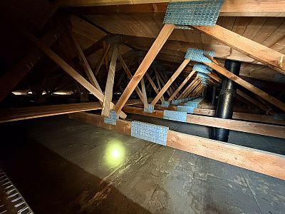 Zateplení stropu mateřské školy foukanou izolací v Českých Budějovicích