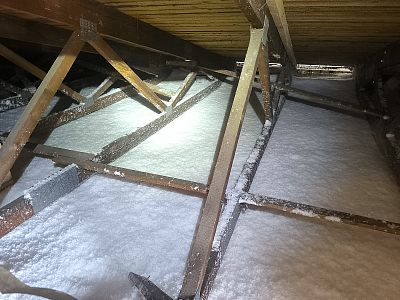 Zateplení stropu mateřské školy foukanou izolací v Českých Budějovicích