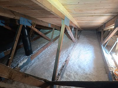 Zateplení stropu mateřské školy foukanou izolací v Českých Budějovicích