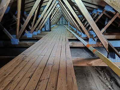 Zateplení stropu mateřské školy foukanou izolací v Českých Budějovicích