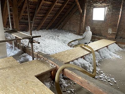 Zateplení stropu pomocí foukané minerální izolace