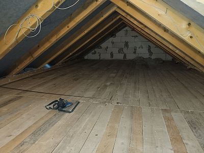Zateplení stropu rodinného domu v Jihlavě pomocí foukané izolace